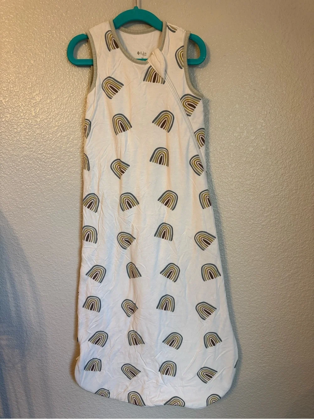 Kyte BABY White Sleep Sack with Tan & Gray Rainbow Print